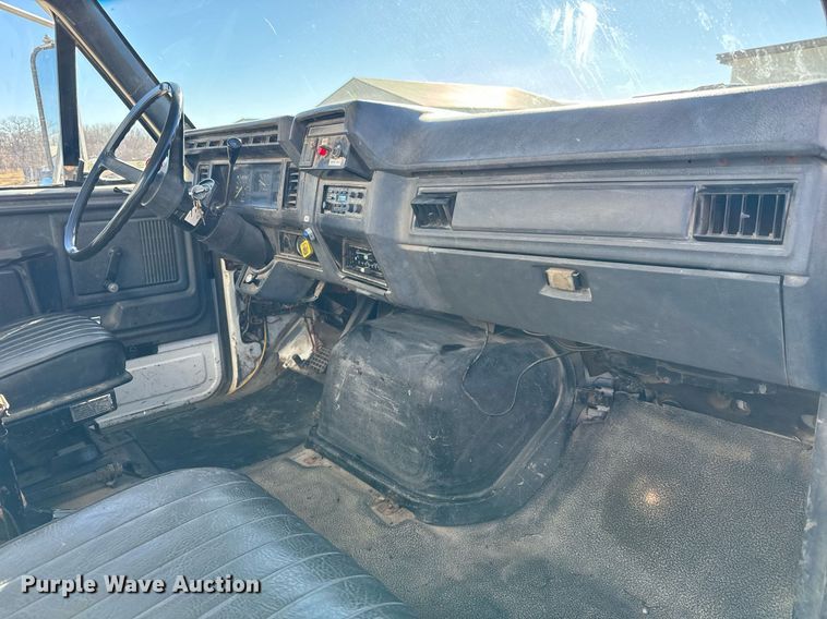 image for item NU9322 1990 Ford F800 crane truck