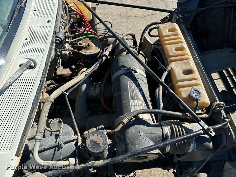 image for item NU9322 1990 Ford F800 crane truck