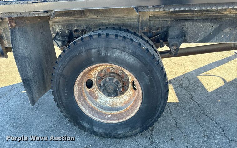 image for item NU9322 1990 Ford F800 crane truck