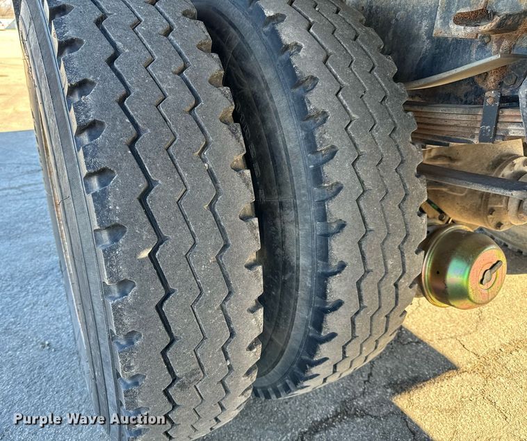 image for item NU9322 1990 Ford F800 crane truck