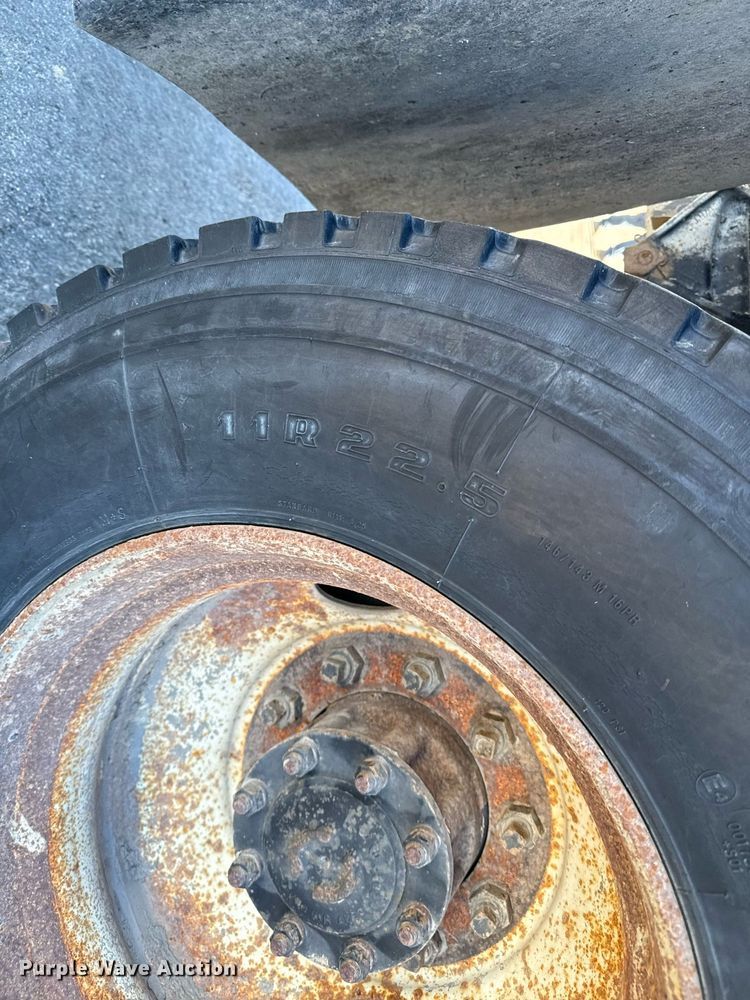 image for item NU9322 1990 Ford F800 crane truck