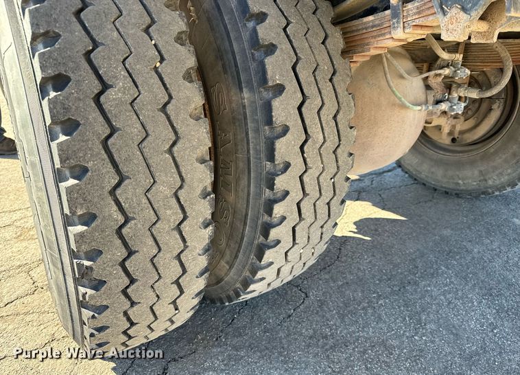 image for item NU9322 1990 Ford F800 crane truck