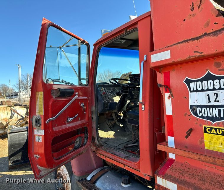 image for item OD9992 1995 Ford L8000 dump truck