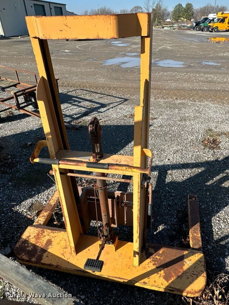 image for item OJ9448 Big Joe 21A50 pallet jack