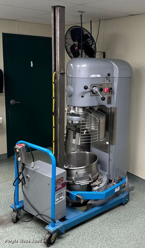 image for item OJ9452 Hobart V1401 mixer