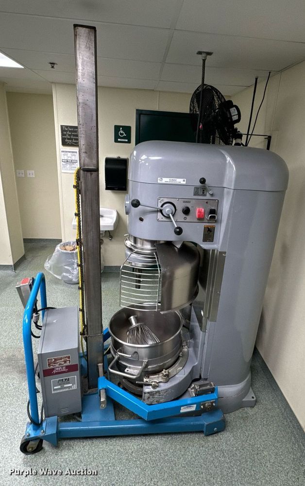 image for item OJ9452 Hobart V1401 mixer