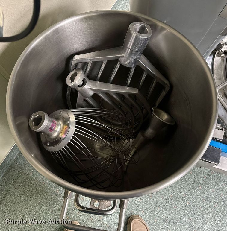 image for item OJ9452 Hobart V1401 mixer