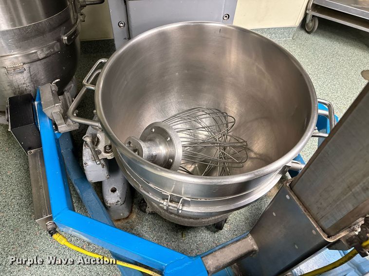 image for item OJ9452 Hobart V1401 mixer