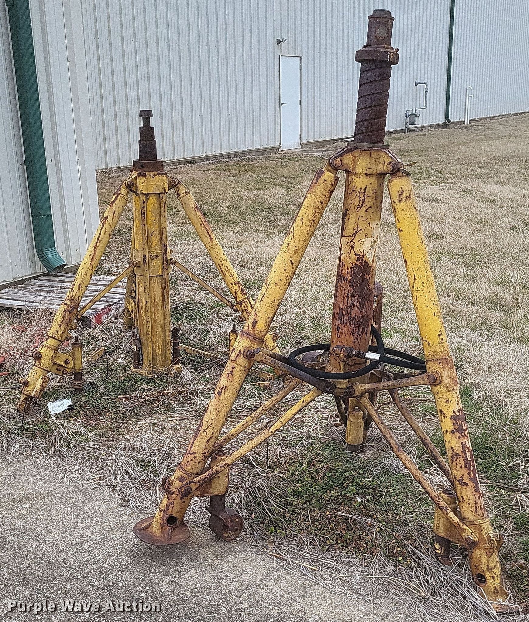 (2) Hydraulic airplane jacks in Cape Girardeau, MO Item MI9947 for sale Purple Wave