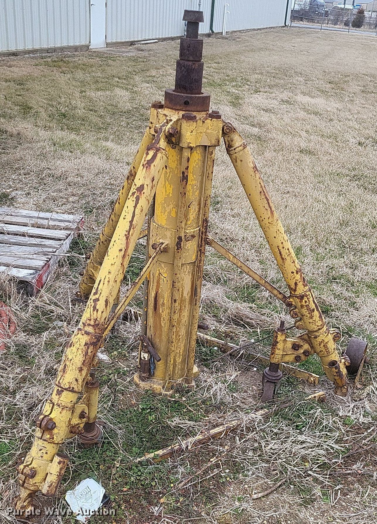 (2) Hydraulic airplane jacks in Cape Girardeau, MO Item MI9947 for sale Purple Wave