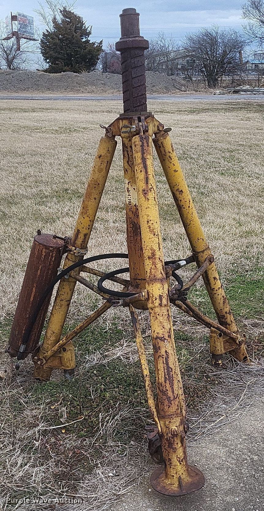 (2) Hydraulic airplane jacks in Cape Girardeau, MO Item MI9947 for sale Purple Wave