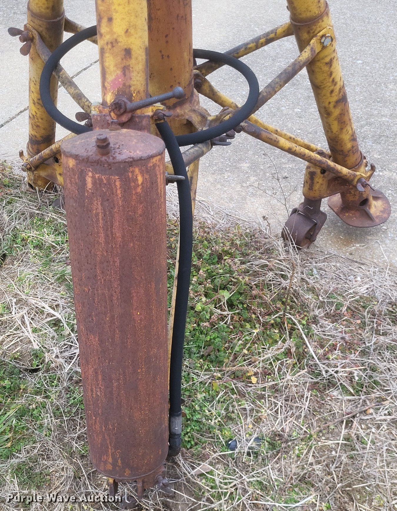 (2) Hydraulic airplane jacks in Cape Girardeau, MO Item MI9947 for sale Purple Wave