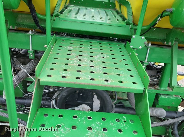 image for item DL7846 2011 John Deere DB80 planter