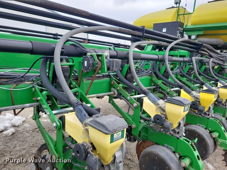 image for item DL7846 2011 John Deere DB80 planter