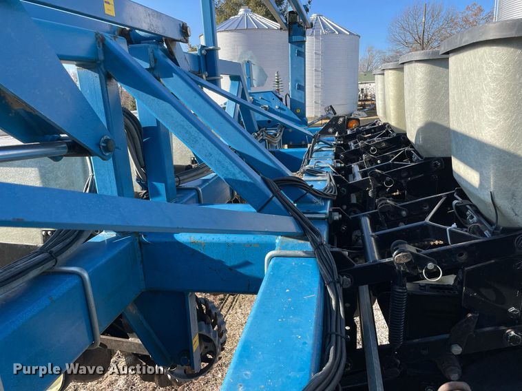image for item DP0290 Kinze  2600 split row no-till planter