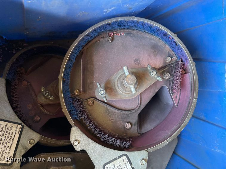 image for item DP0290 Kinze  2600 split row no-till planter