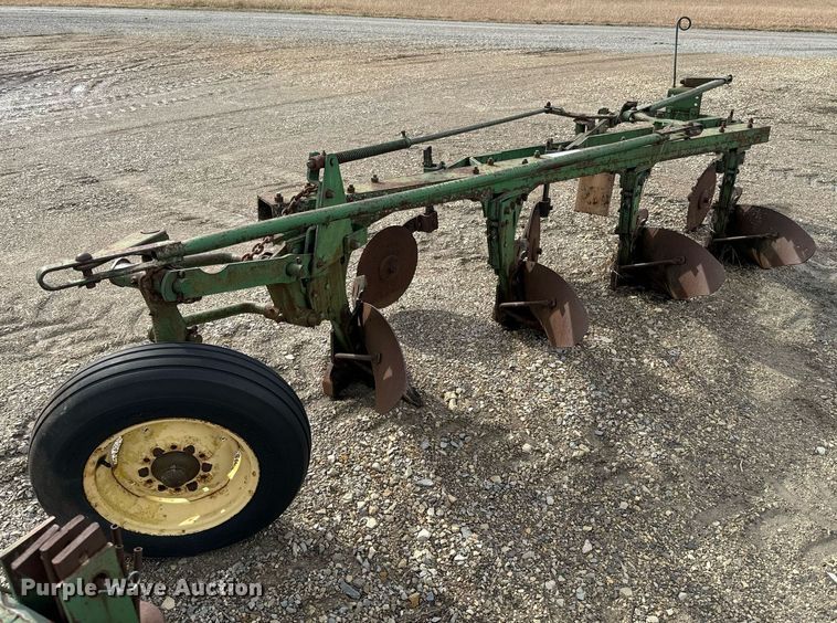 image for item DQ6716 John Deere F145 plow