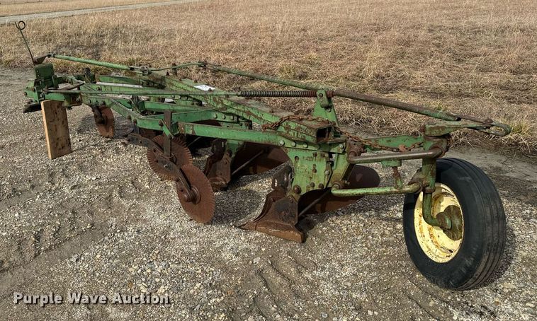 image for item DQ6716 John Deere F145 plow