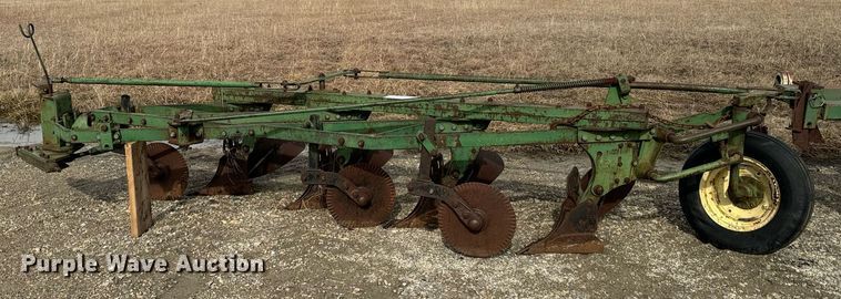 image for item DQ6716 John Deere F145 plow