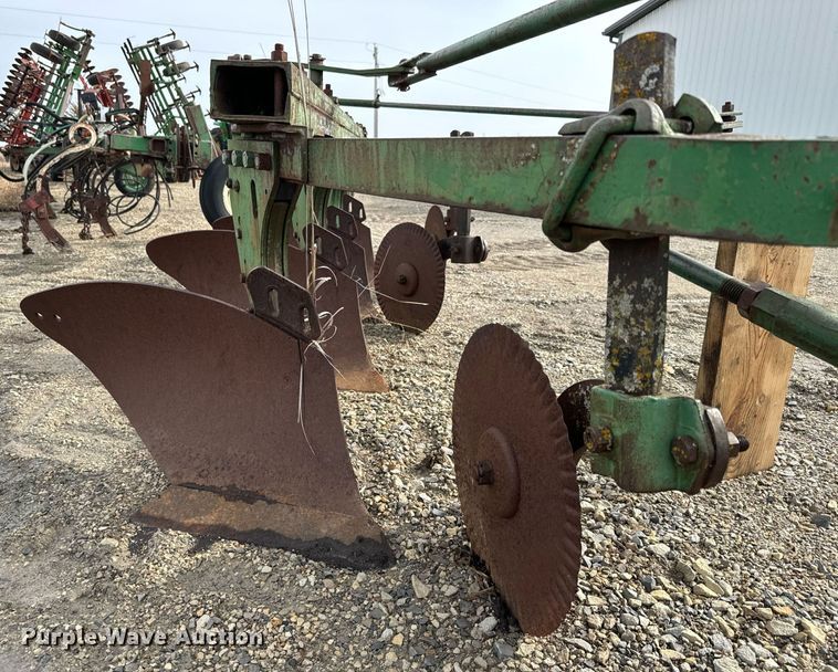 image for item DQ6716 John Deere F145 plow