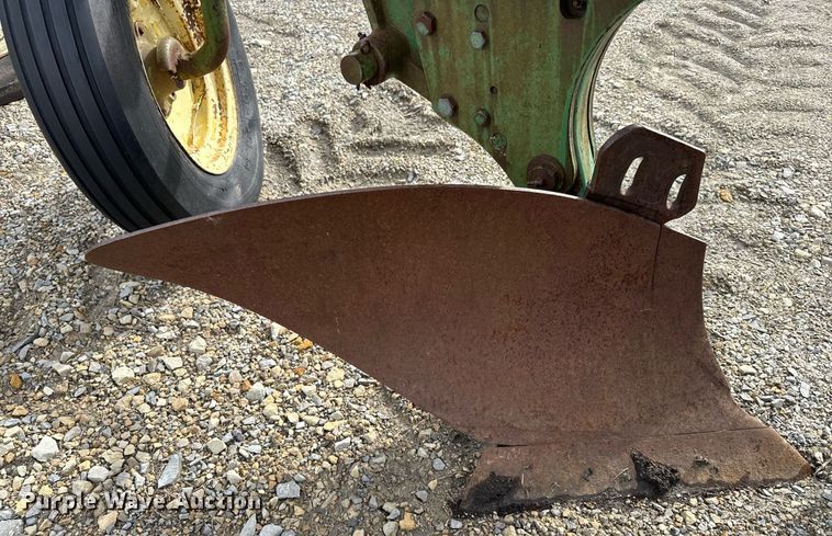 image for item DQ6716 John Deere F145 plow