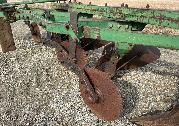 image for item DQ6716 John Deere F145 plow