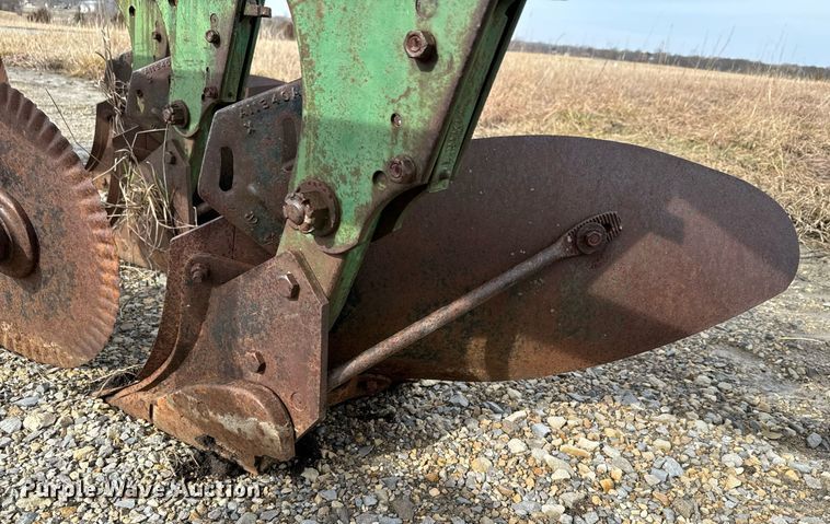 image for item DQ6716 John Deere F145 plow