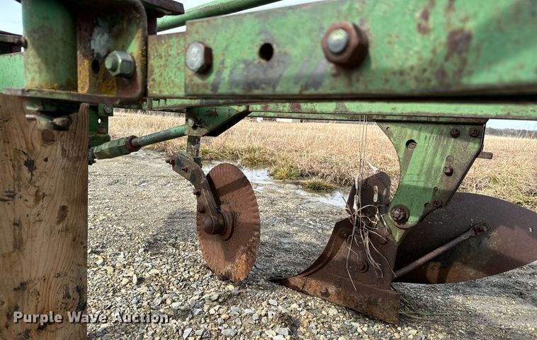 image for item DQ6716 John Deere F145 plow