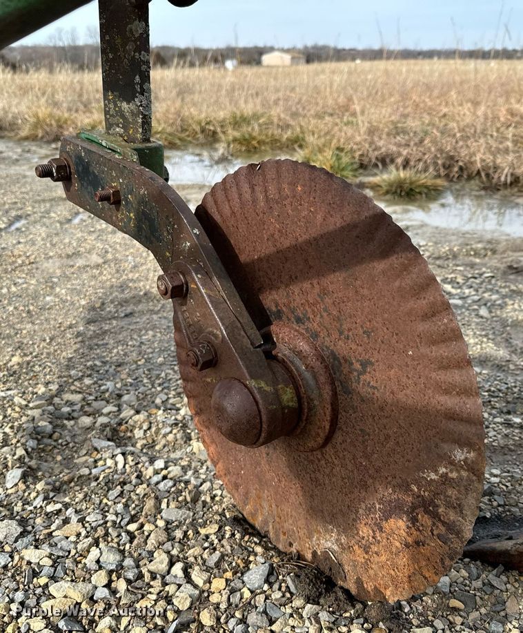 image for item DQ6716 John Deere F145 plow