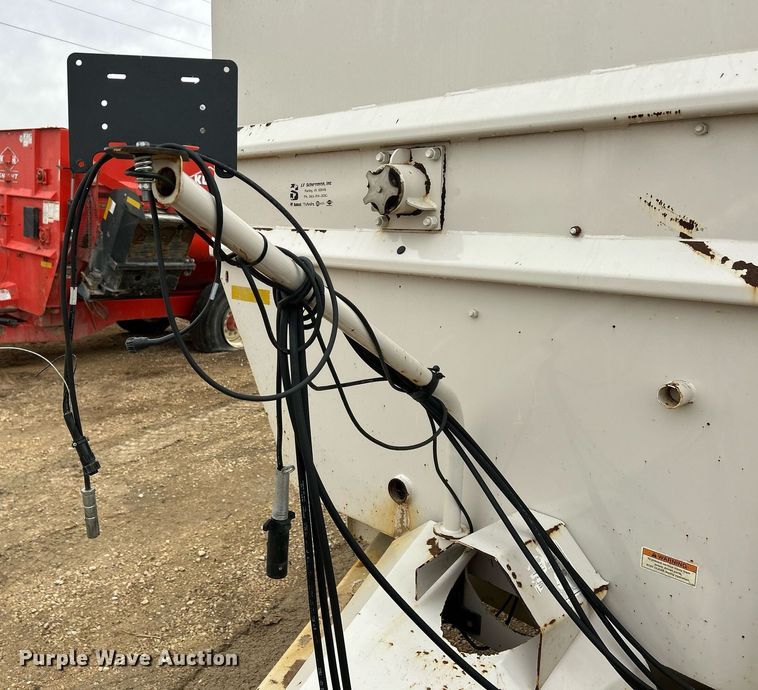 image for item DS0798 Kuhn Knight RC260 feed mixer