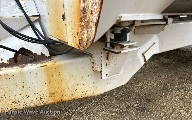 image for item DS0798 Kuhn Knight RC260 feed mixer