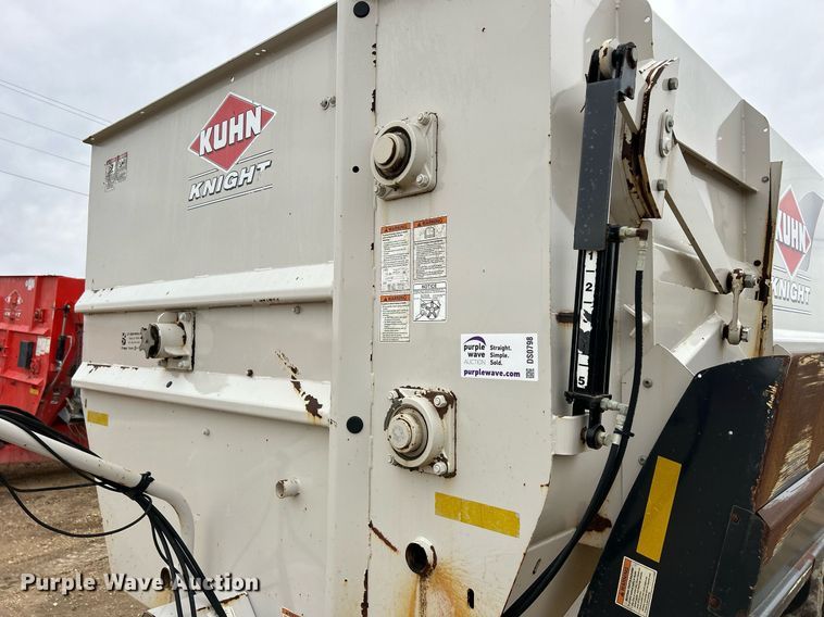 image for item DS0798 Kuhn Knight RC260 feed mixer