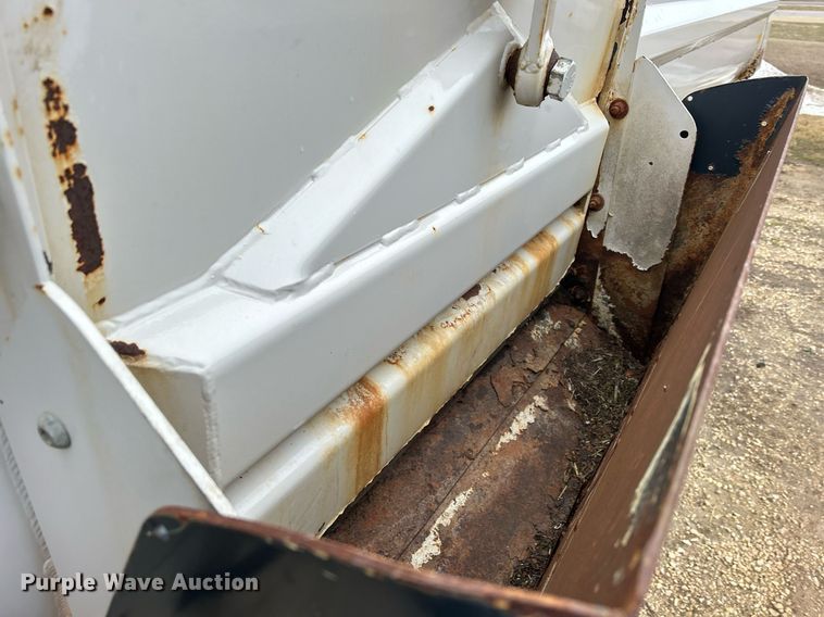 image for item DS0798 Kuhn Knight RC260 feed mixer