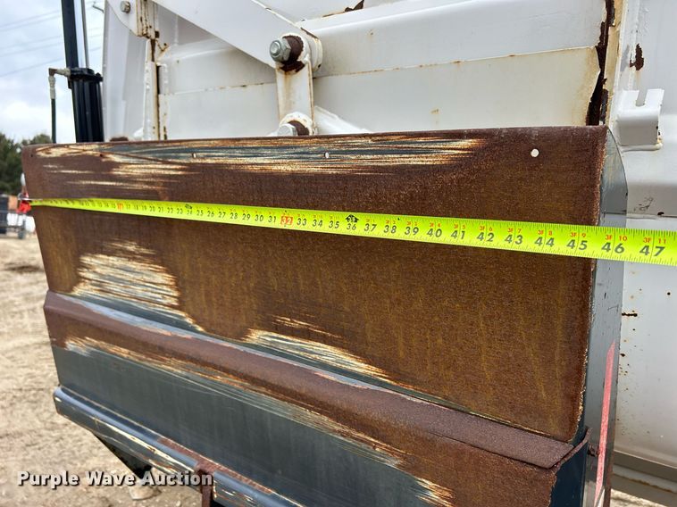 image for item DS0798 Kuhn Knight RC260 feed mixer