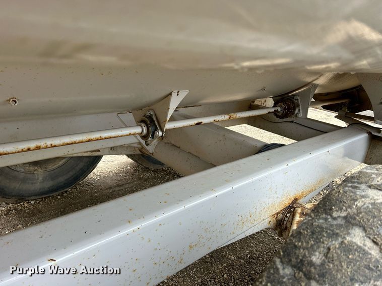 image for item DS0798 Kuhn Knight RC260 feed mixer