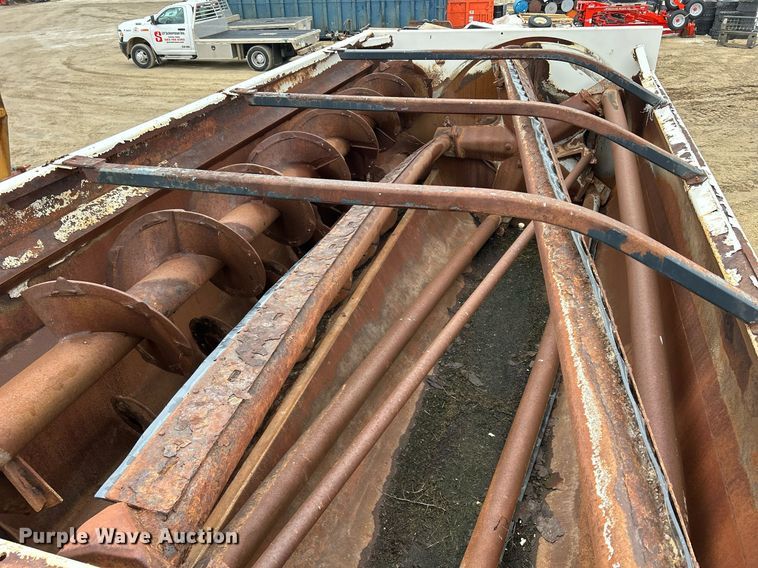 image for item DS0798 Kuhn Knight RC260 feed mixer