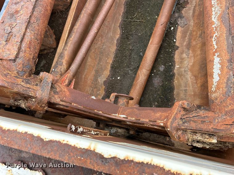 image for item DS0798 Kuhn Knight RC260 feed mixer