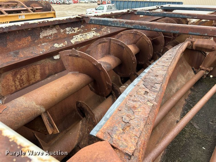 image for item DS0798 Kuhn Knight RC260 feed mixer