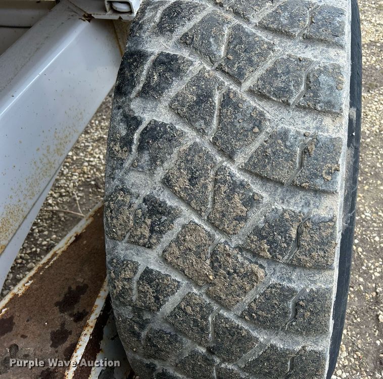 image for item DS0798 Kuhn Knight RC260 feed mixer