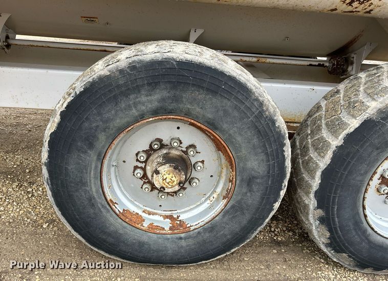 image for item DS0798 Kuhn Knight RC260 feed mixer