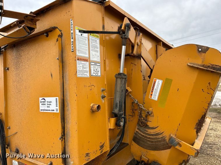 image for item DS0800 Kuhn Knight  3130 feed mixer
