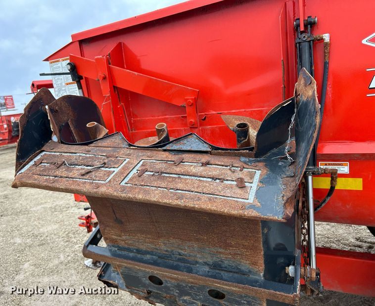 image for item DS0804 Kuhn Knight 3130 feed mixer