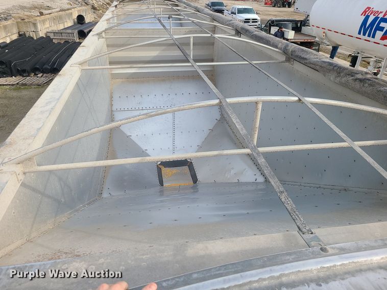 image for item DS7260 2009 Wilson Pacesetter grain trailer