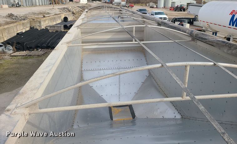 image for item DS7260 2009 Wilson Pacesetter grain trailer