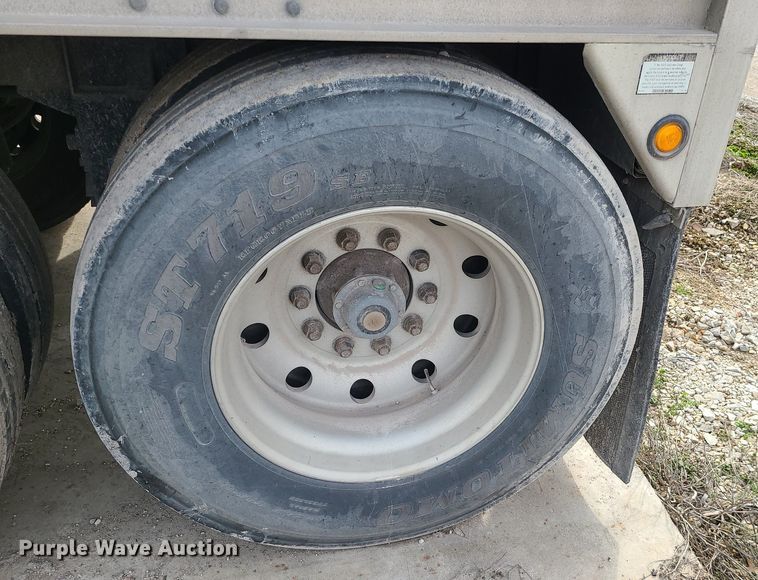 image for item DS7260 2009 Wilson Pacesetter grain trailer