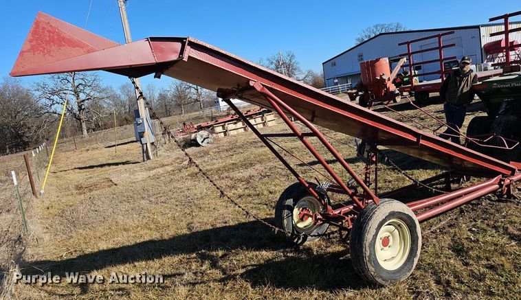 image for item EJ5843 Hay bale elevator 
