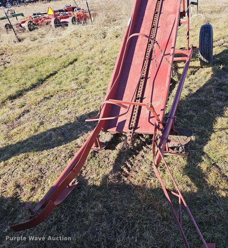 image for item EJ5843 Hay bale elevator 