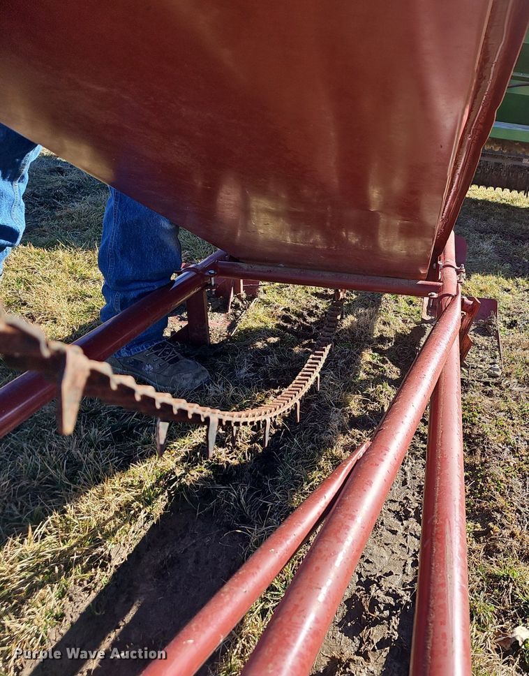 image for item EJ5843 Hay bale elevator 