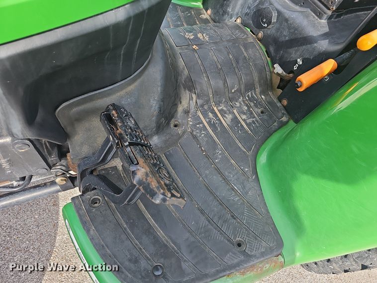 image for item EJ5861 2008 John Deere 3320 MFWD tractor