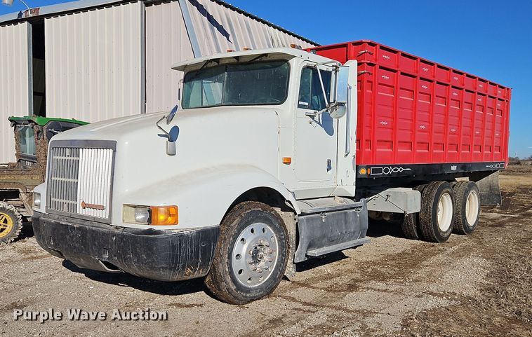 image for item LB9770 1991 International 9400 grain truck